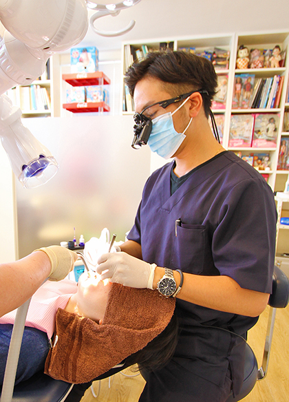 文字虫歯の治療や予防、歯周病などの治療を行います